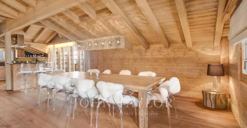 Chalet de style James Bond avec piscine et spa