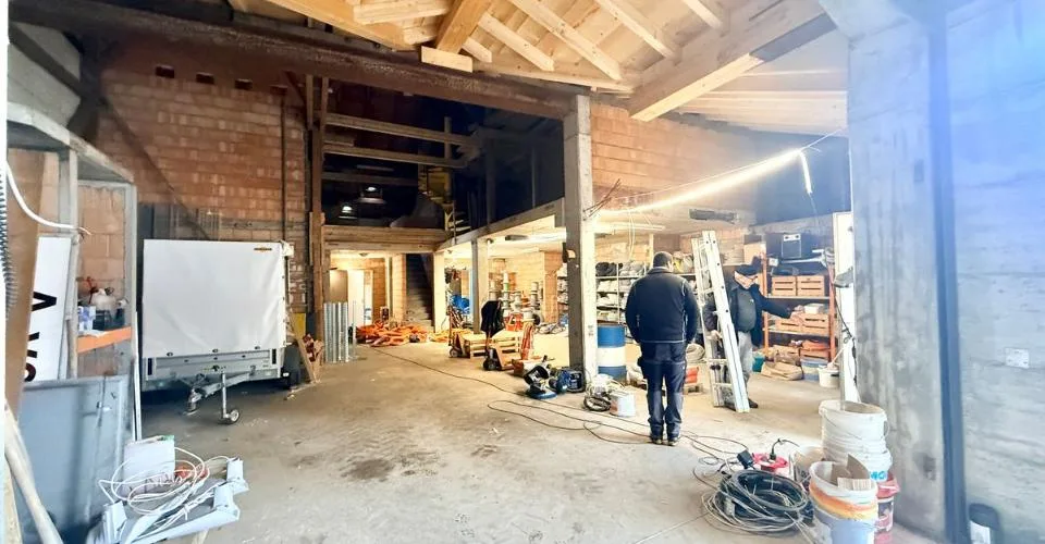 Espace mixte avec appartement 2,5 pièces et atelier - Centre de Tramelan