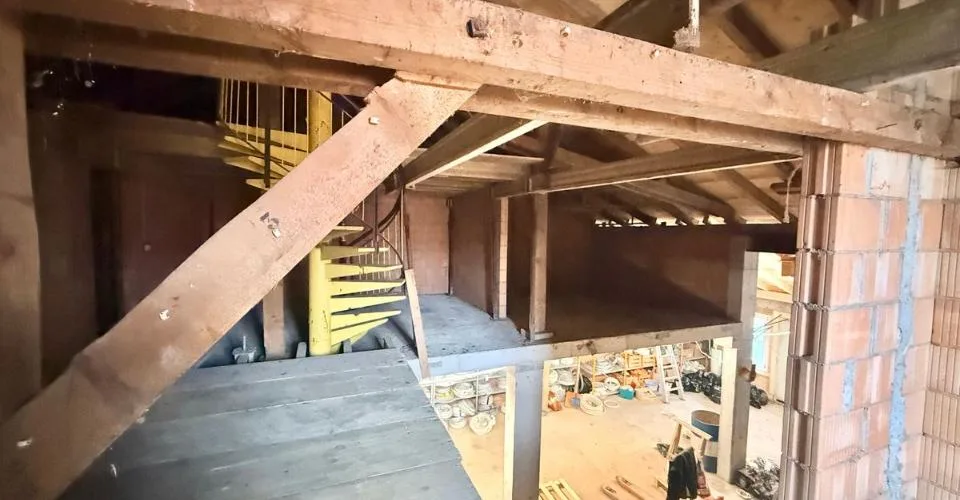 Espace mixte avec appartement 2,5 pièces et atelier - Centre de Tramelan