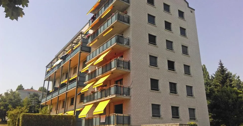 Immeuble résidentiel dans quartier calme et verdoyant