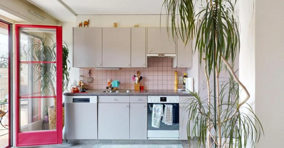 Appartement de 2.5 pièces, entièrement rafraîchi, sis au rez-inférieur
