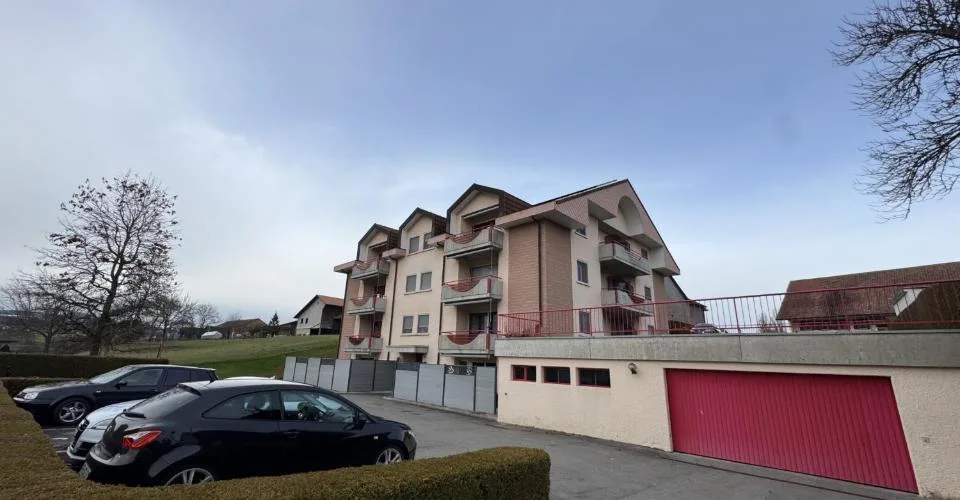 Appartement de 2.5 pièces, entièrement rafraîchi, sis au rez-inférieur