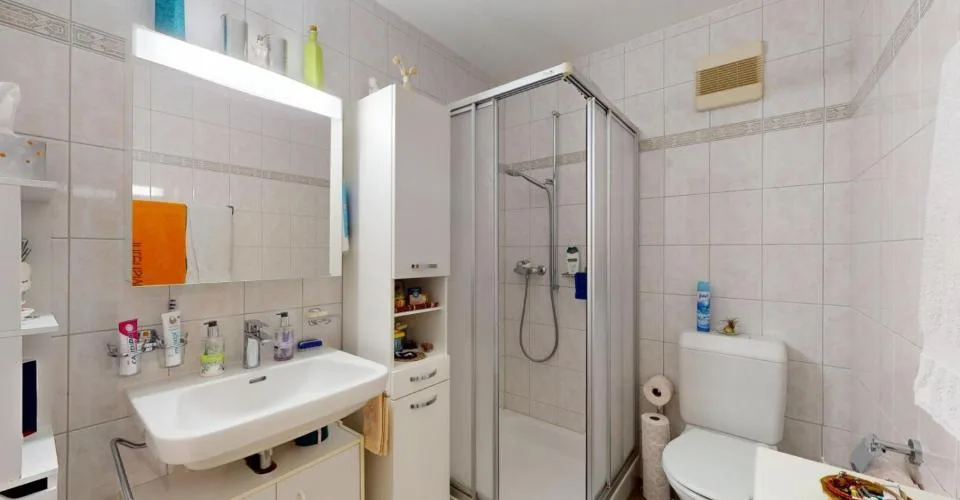 Appartement de 2.5 pièces, entièrement rafraîchi, sis au rez-inférieur