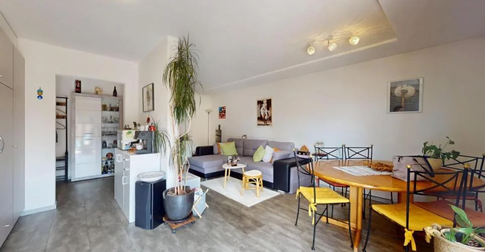 Appartement de 2.5 pièces, entièrement rafraîchi, sis au rez-inférieur