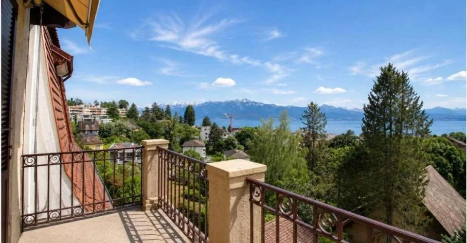 Magnifique appartement en duplex entièrement rénové avec vue imprenable sur le lac – Foto 2 von 12