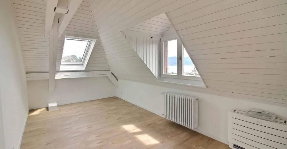 Magnifique appartement en duplex entièrement rénové avec vue imprenable sur le lac – Foto 9 von 12