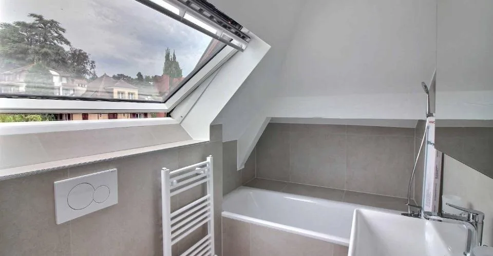 Magnifique appartement en duplex entièrement rénové avec vue imprenable sur le lac – Foto 12 von 12