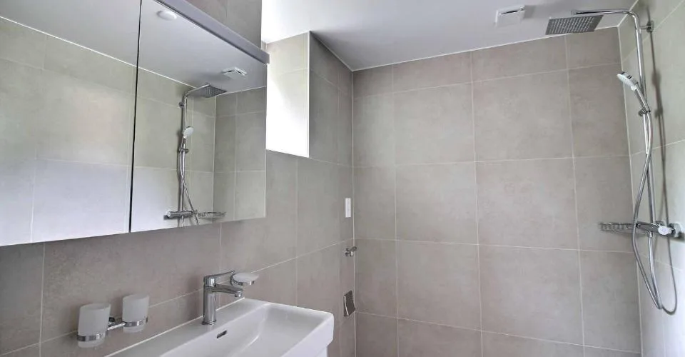 Magnifique appartement en duplex entièrement rénové avec vue imprenable sur le lac – Foto 8 von 12