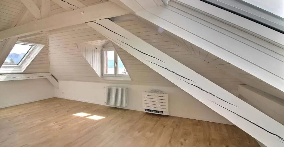 Magnifique appartement en duplex entièrement rénové avec vue imprenable sur le lac – Foto 10 von 12