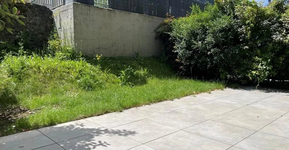 Bel appartement traversant de 3.5 pièces au rez-de-chaussée d'un immeu