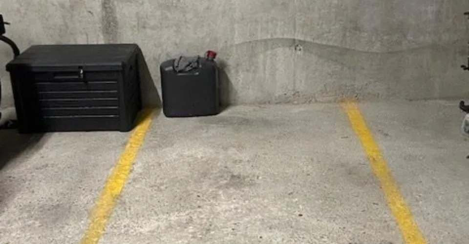Places de stationnement pour motos à louer au centre de Schliern – Foto 3 von 3