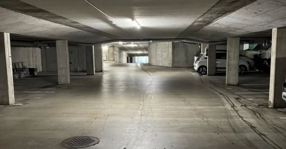 Places de stationnement pour motos à louer au centre de Schliern – Foto 2 von 3