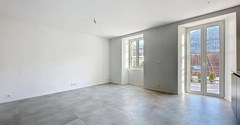 Vivez au coeur du village dans cet appartement de 2 pièces et hall spacieux et moderne, doté d'une grande terrasse dallée de 35 m2.