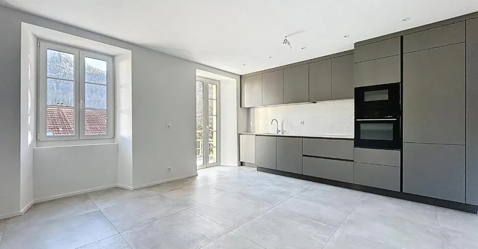 Vivez au coeur du village dans cet appartement de 2 pièces et hall spacieux et moderne, doté d'une grande terrasse dallée de 35 m2.