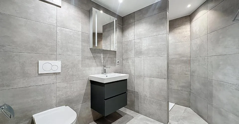 Vivez au coeur du village dans cet appartement de 2 pièces et hall spacieux et moderne, doté d'une grande terrasse dallée de 35 m2.