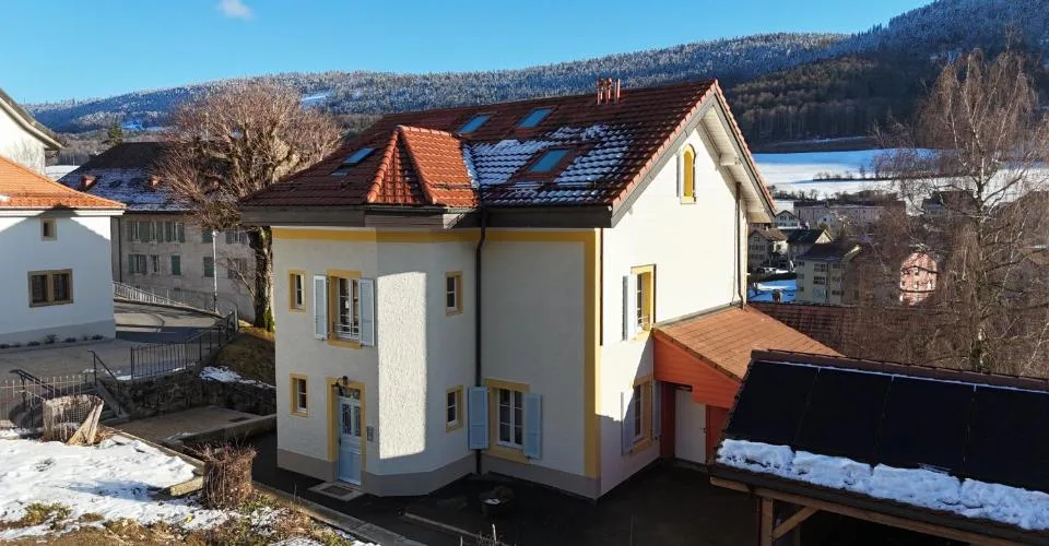 Vivez au coeur du village dans cet appartement de 2 pièces et hall spacieux et moderne, doté d'une grande terrasse dallée de 35 m2.