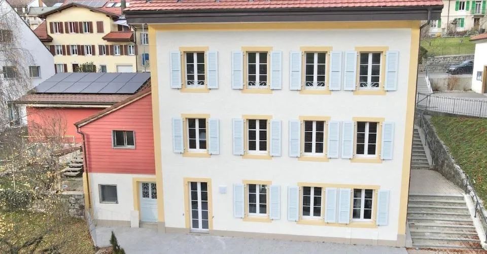 Vivez au coeur du village dans cet appartement de 2 pièces et hall spacieux et moderne, doté d'une grande terrasse dallée de 35 m2.