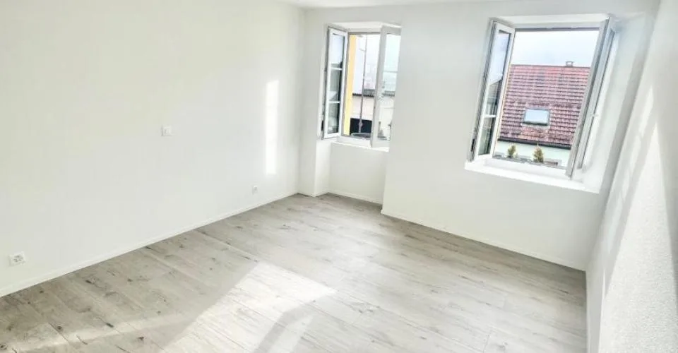 Vivez au coeur du village dans cet appartement de 2 pièces et hall spacieux et moderne, doté d'une grande terrasse dallée de 35 m2.