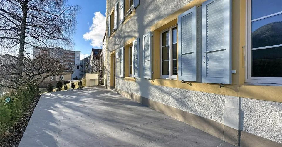 Vivez au coeur du village dans cet appartement de 2 pièces et hall spacieux et moderne, doté d'une grande terrasse dallée de 35 m2.