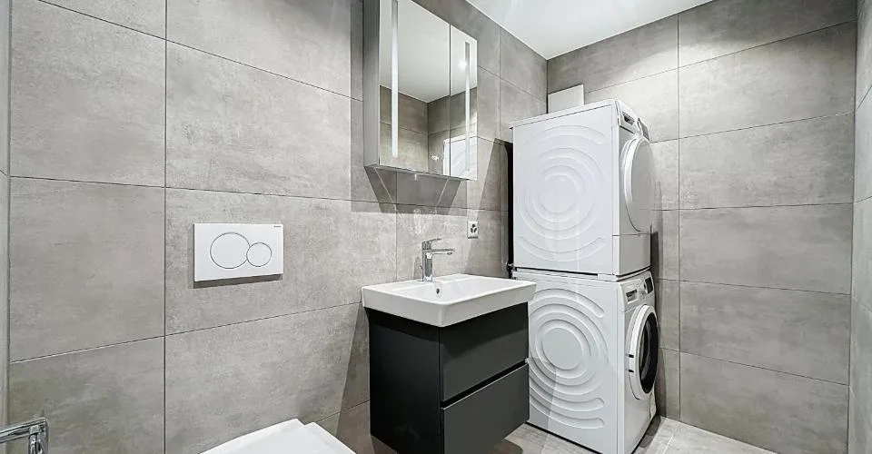 Vivez au coeur du village dans cet appartement de 2 pièces et hall spacieux et moderne, doté d'une grande terrasse dallée de 35 m2.