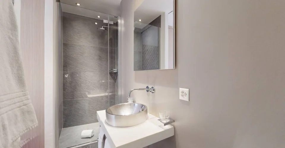Chambre idéalement située dans immeuble au bord du lac