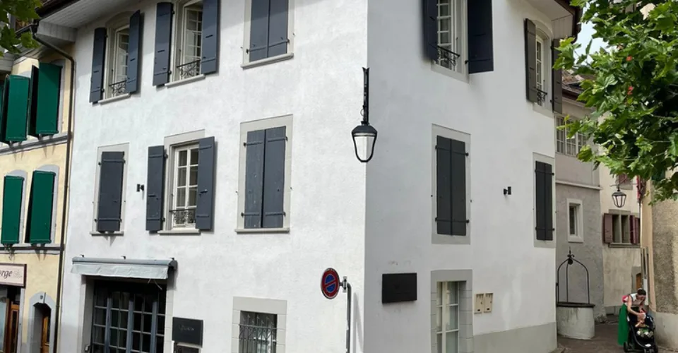 Chambre idéalement située dans immeuble au bord du lac