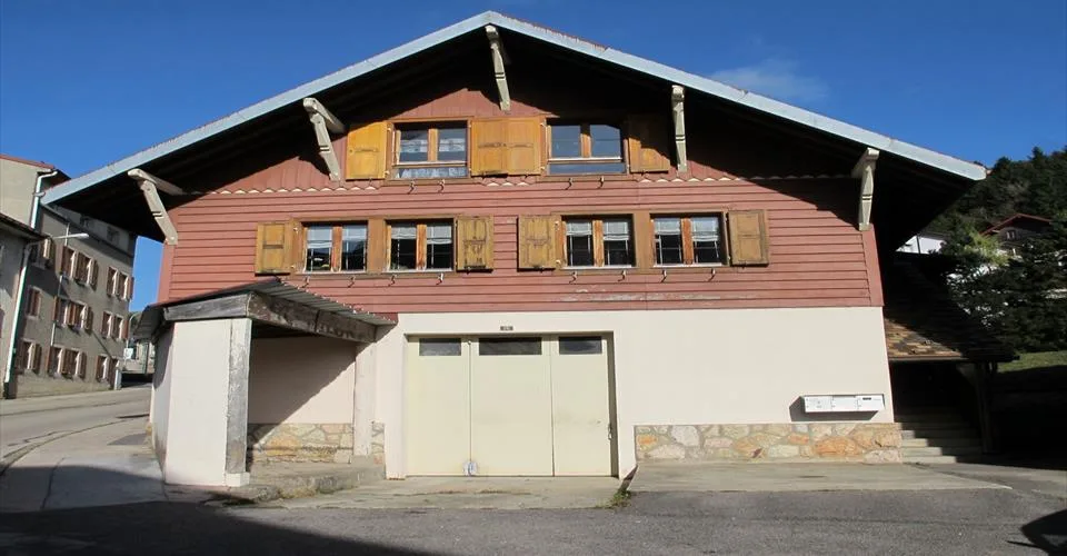 Grand garage à usage de dépôt