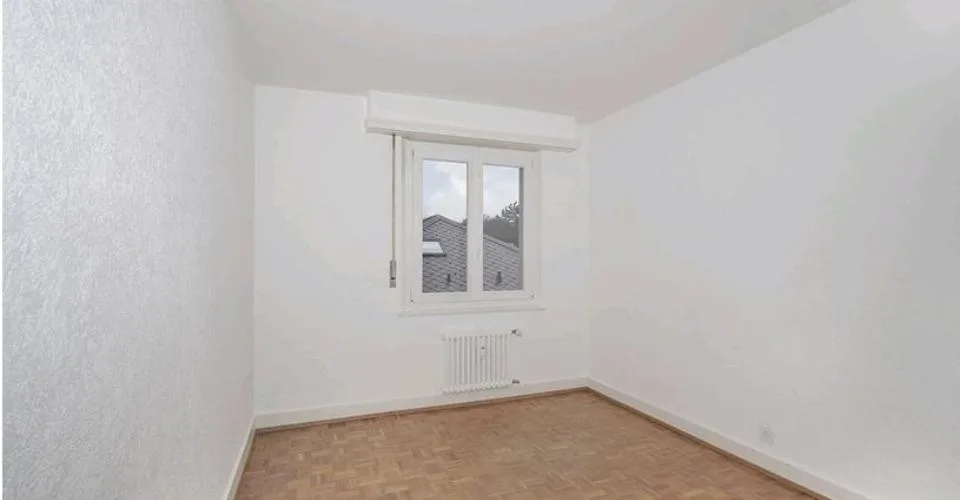 Appartement 4 pièces à louer à la rue du Petit-Chasseur à Sion au 3e étage d'un petit immeuble avec balcon