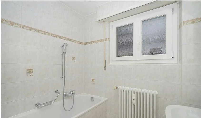 Appartement 4 pièces à louer à la rue du Petit-Chasseur à Sion au 3e étage d'un petit immeuble avec balcon