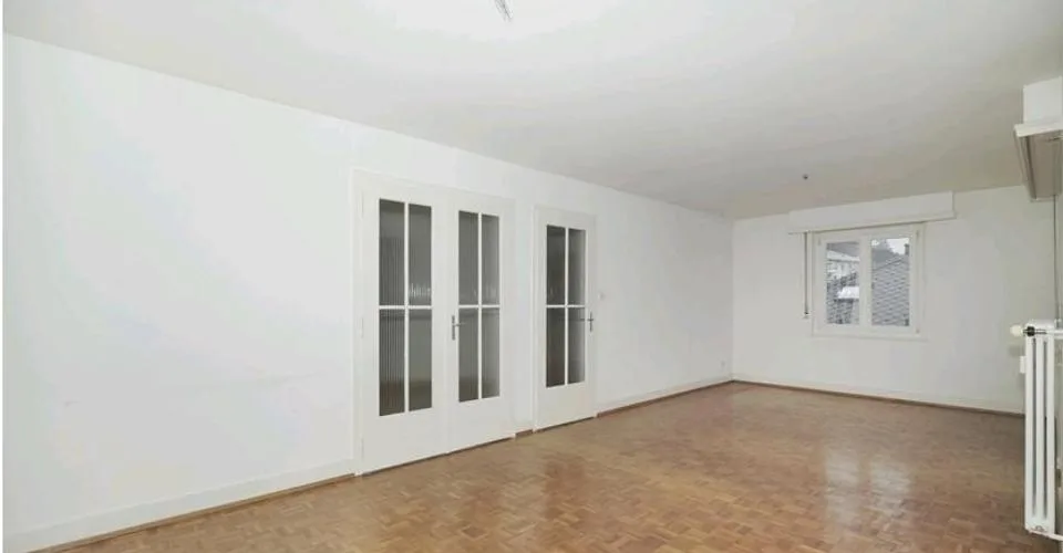 Appartement 4 pièces à louer à la rue du Petit-Chasseur à Sion au 3e étage d'un petit immeuble avec balcon