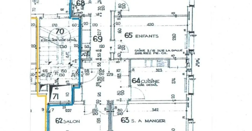 Appartement 4 pièces à louer à la rue du Petit-Chasseur à Sion au 3e étage d'un petit immeuble avec balcon