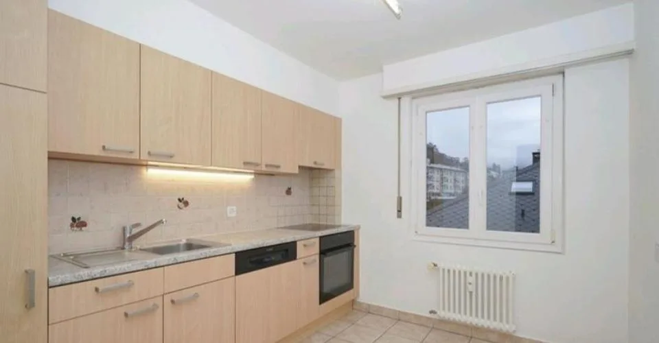 Appartement 4 pièces à louer à la rue du Petit-Chasseur à Sion au 3e étage d'un petit immeuble avec balcon