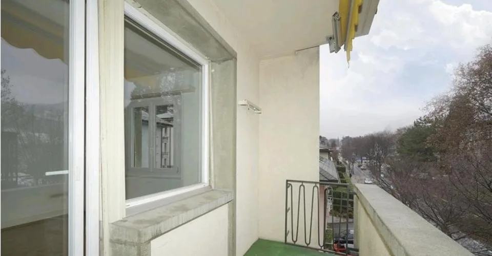Appartement 4 pièces à louer à la rue du Petit-Chasseur à Sion au 3e étage d'un petit immeuble avec balcon