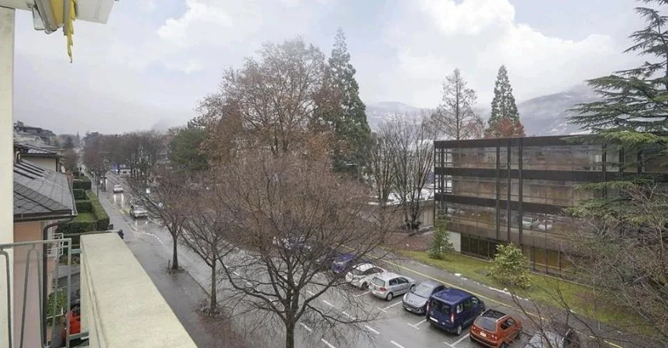 Appartement 4 pièces à louer à la rue du Petit-Chasseur à Sion au 3e étage d'un petit immeuble avec balcon