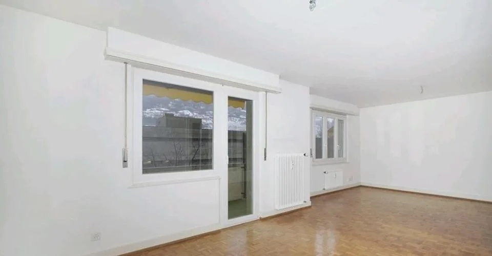 Appartement 4 pièces à louer à la rue du Petit-Chasseur à Sion au 3e étage d'un petit immeuble avec balcon