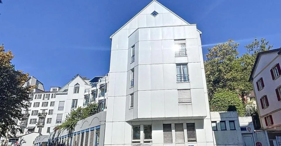 Situé proche du centre-ville, à 2 pas du quartier de la Cité, à proximité de toutes les commodités