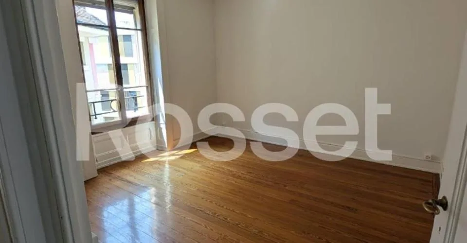 Appartement de 3.5 pièces au 4ème étage dans un immeuble sans ascenseur.