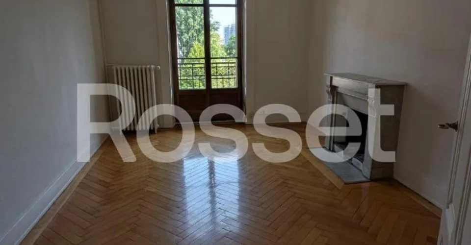 Appartement de 3.5 pièces au 4ème étage dans un immeuble sans ascenseur.