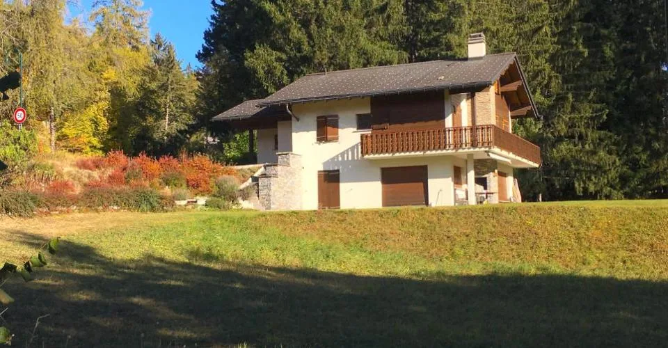 Année : Chalet non meublé à louer dans quartier résidentiel