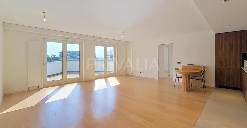 Superbe appartement contemporain avec deux terrasses et vue dégagée sur la ville