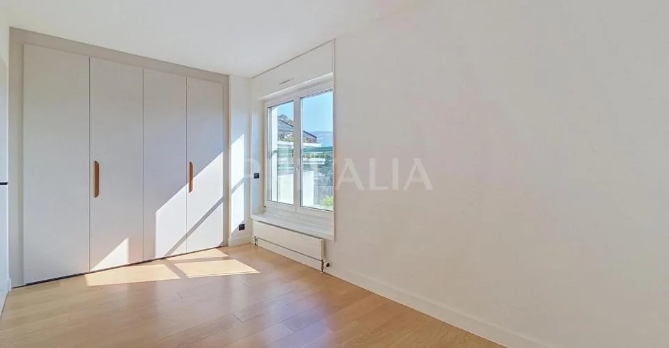 Superbe appartement contemporain avec deux terrasses et vue dégagée sur la ville