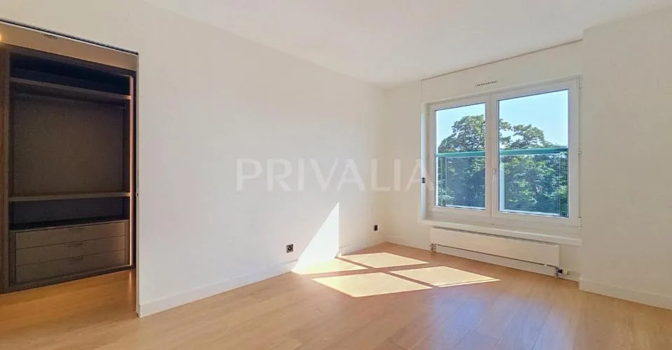 Superbe appartement contemporain avec deux terrasses et vue dégagée sur la ville