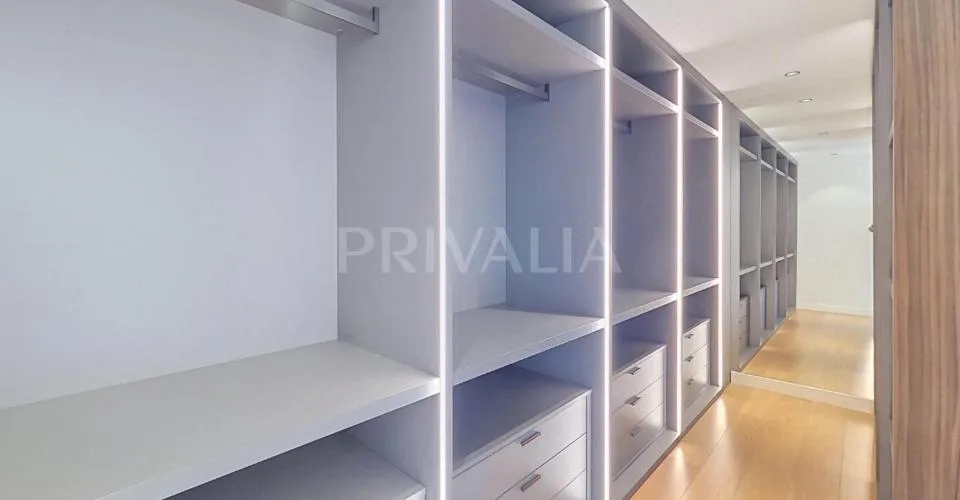 Superbe appartement contemporain avec deux terrasses et vue dégagée sur la ville