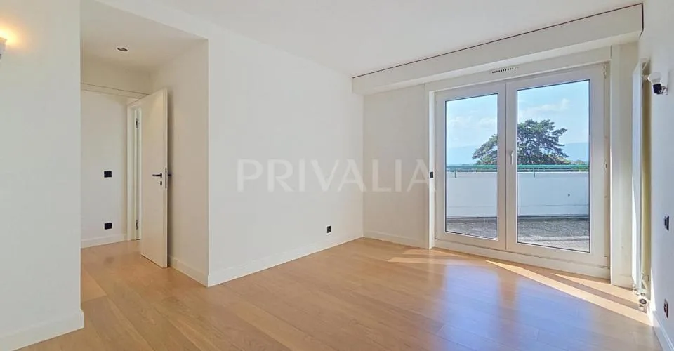 Superbe appartement contemporain avec deux terrasses et vue dégagée sur la ville