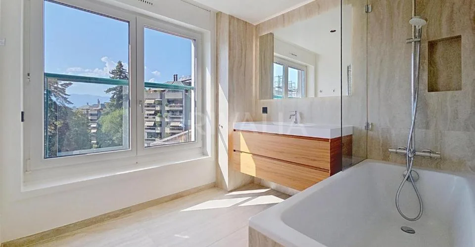 Superbe appartement contemporain avec deux terrasses et vue dégagée sur la ville