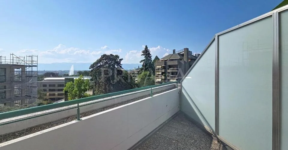 Superbe appartement contemporain avec deux terrasses et vue dégagée sur la ville