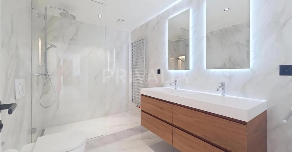 Superbe appartement contemporain avec deux terrasses et vue dégagée sur la ville
