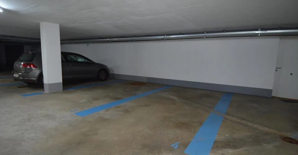 Grand parking intérieur dans un garage souterrain