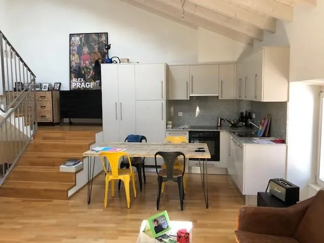 Bel appartement de 2 pièces, aménagé dans les combles d'une maison vigneronne.