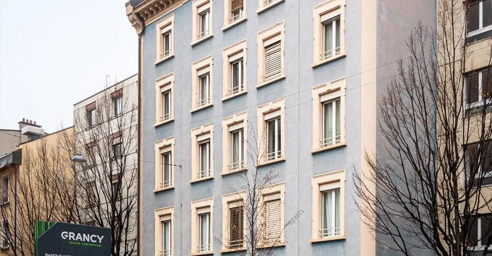 Superbe appartement d’une chambre en étage élevé proche de la gare de Lausanne – Rue du Simplon 10 !